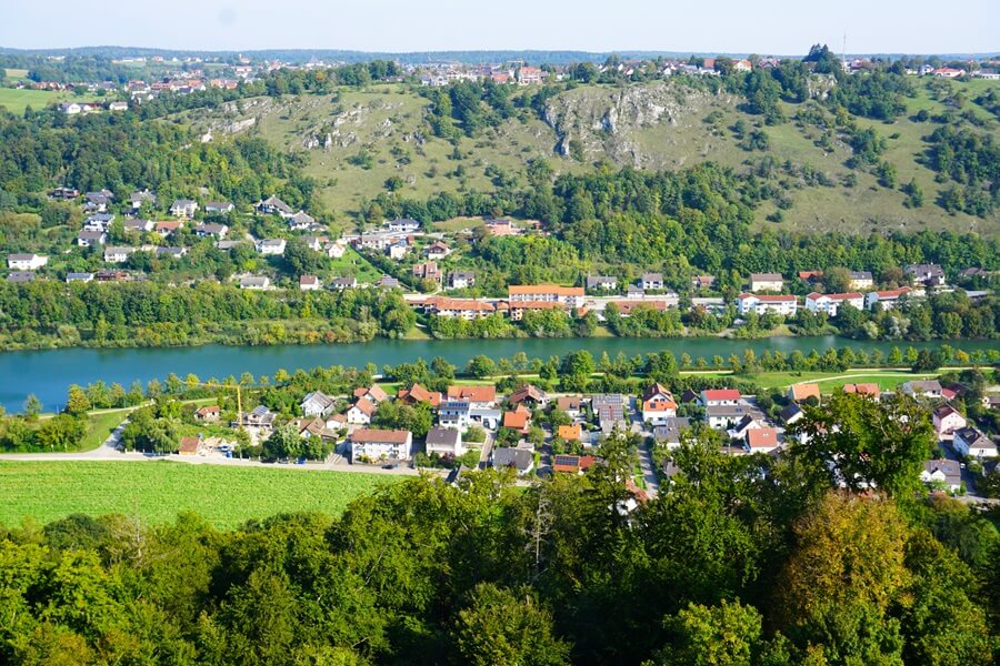 Blick von der Kuppel der Befreiungshalle Kelheim. Blick auf einen Hang an einem Fluss