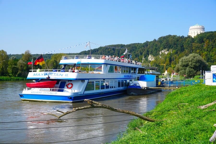 Viele Touristen besuchen Kelheim im Rahmen einer Schiffstour. Schiff auf einem Fluss