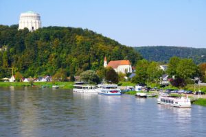 Fluss mit mehreren Schiffen