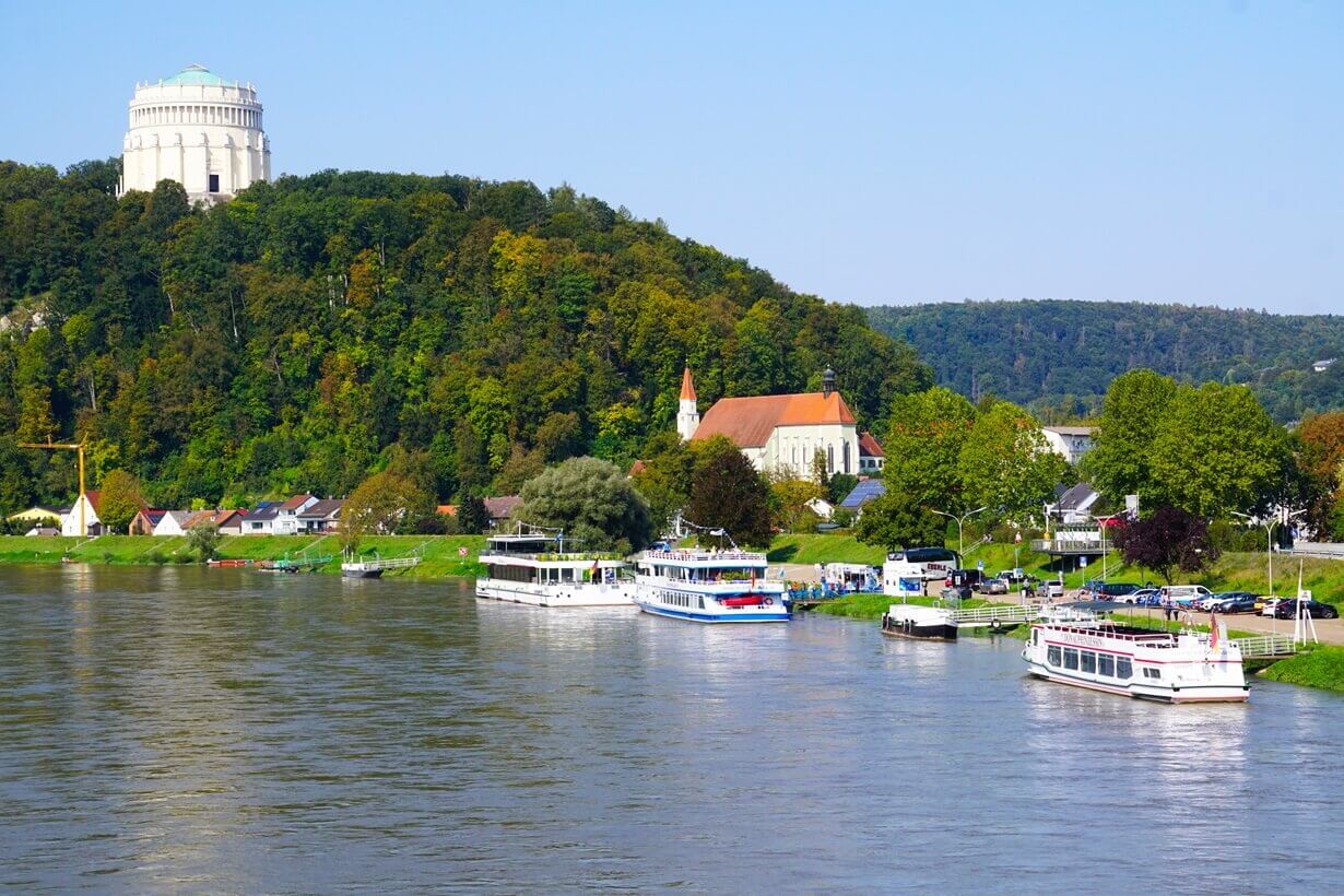 Fluss mit mehreren Schiffen