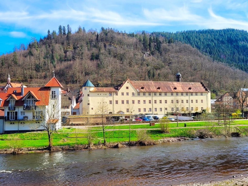 Schloss an einem Fluss