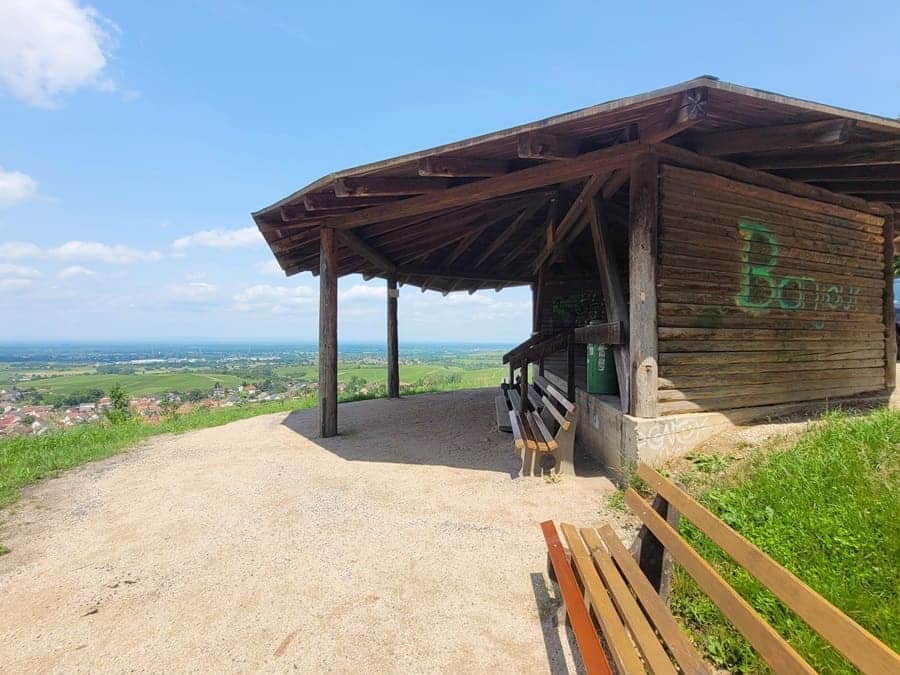 Exponierte Lage: die Schutzhütte Eisental in den Weinbergen.