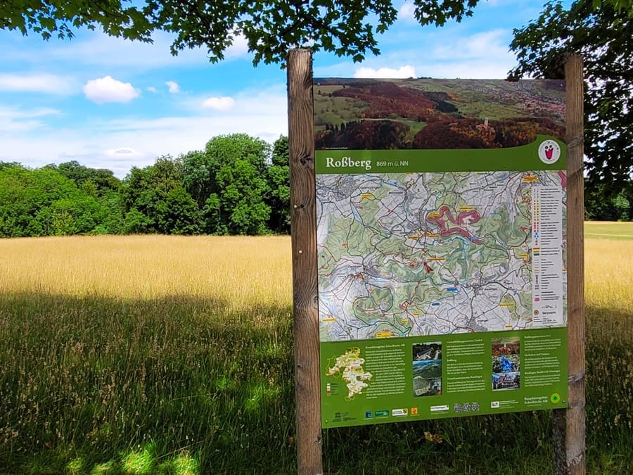 Auf dem "hochgehkämpft"-Wanderweg dürfen wir auf den Roßberg wandern.