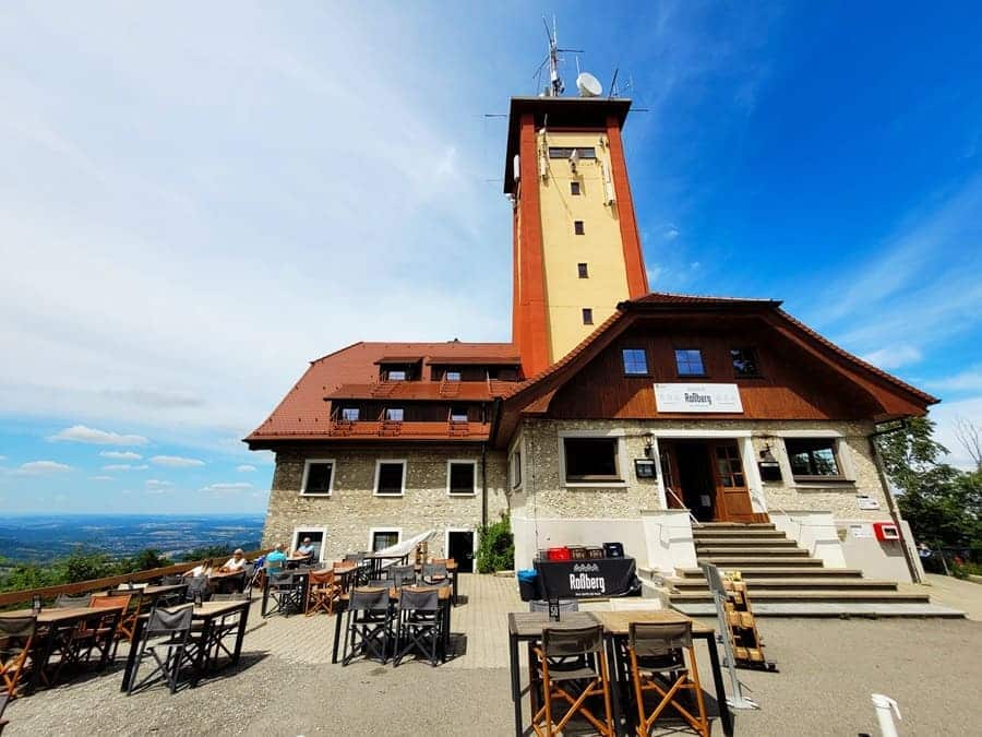 Da kommt schon fast ein wenig Alpen-Flair auf: Wir haben das Wanderheim Roßberg mit Roßbergturm erreicht.