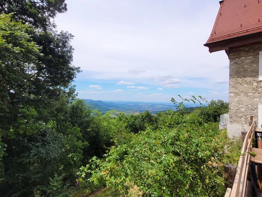 Blick von der Außenterrasse des Restaurants in Richtung Albtrauf und Schwarzwald.