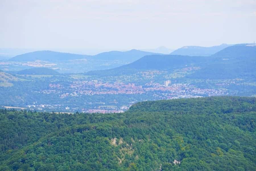 Aussichtsreich geht es auf dem Wanderweg "hochgehkämpft" zu. In der Ferne sind u.a. die Burg Hohenneuffen und Burg Teck zu sehen.