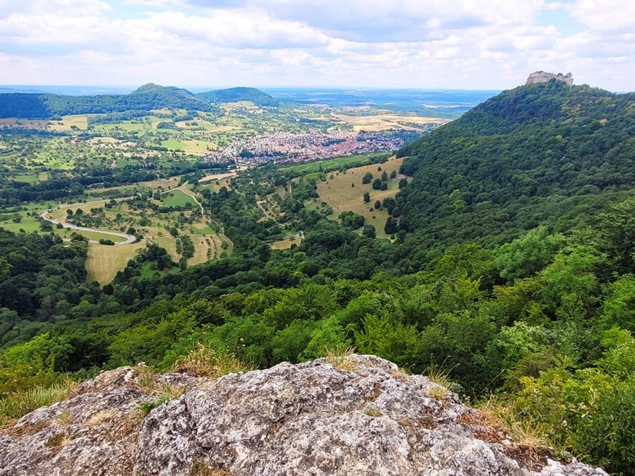 Geniale Aussicht auf die Burg Hohenneuffen, den Albtrauf und in der Ferne ist sogar der Schwarzwald zu erkennen.