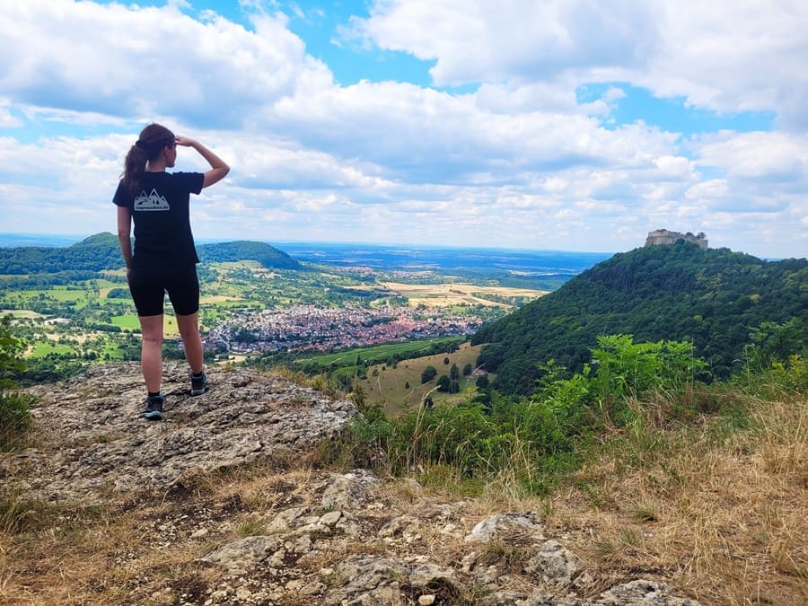 "hochgehsiedelt": Einer der schönsten Aussichtspunkte der Schwäbischen Alb ist sicherlich der Drachenfels mit Blick auf die Burg Hohenneuffen.
