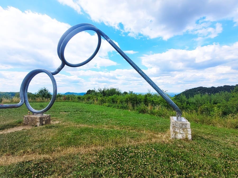 Skulptur "Die Brille" auf dem Premiumspazierwanderweg "hochgehsiedelt".