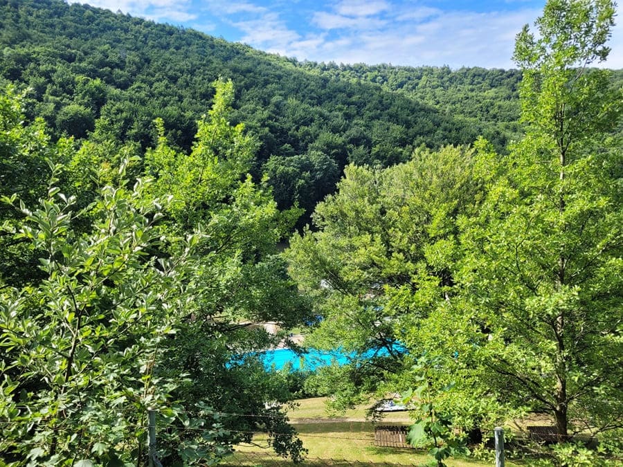 Wirklich idyllisch gelegen ist das Waldfreibad Eningen. Hier startet eigentlich auch der Rundwanderweg "hochgehteufelt" und lädt nach der Tour zum Abkühlen ein.