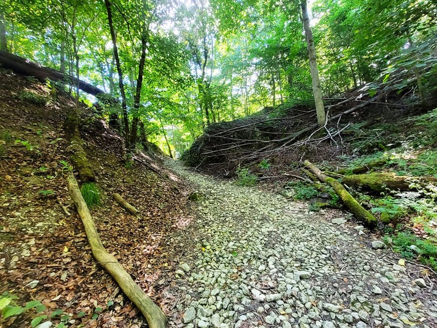 Der Weg durch die Teufelsschlucht ist steil und führt teilweise über Kieswege hinauf.