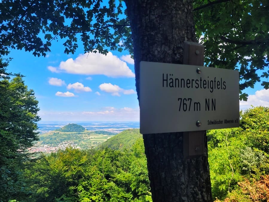 Einer der schönsten Aussichtspunkte auf dem Wanderweg "hochgehteufelt" ist der Hännersteigfels mit Blick auf die Achalm in Eningen.