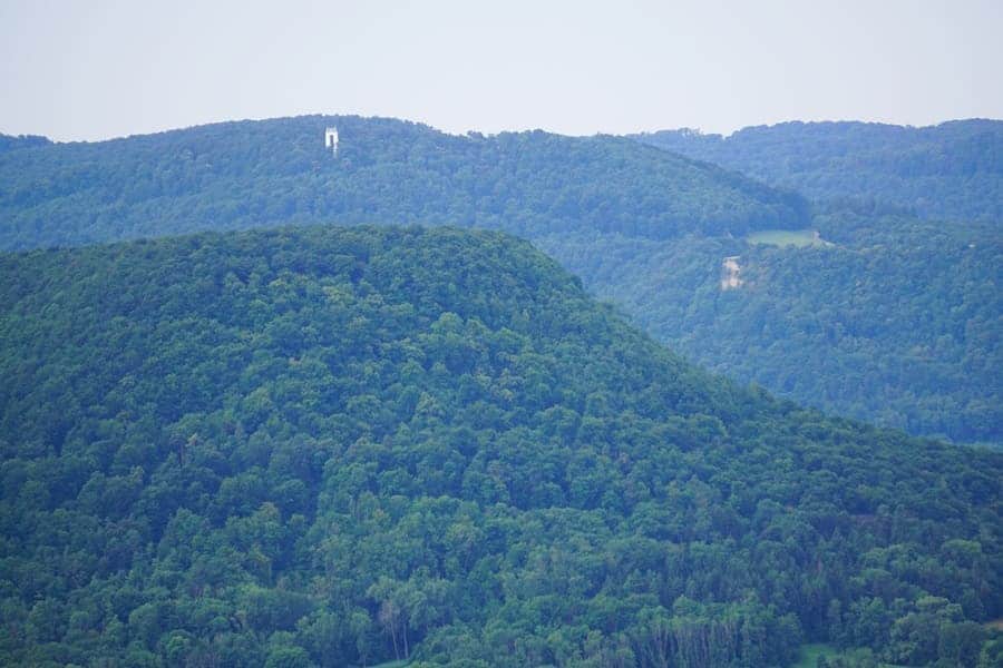 Gut zu erkennen ist in der Ferne der Schönbergturm bei Pfullingen.