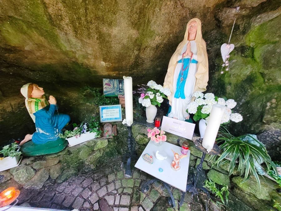 Die Lourdes-Grotte an der AugenBlick-Runde Oberachern Bienenbuckel.