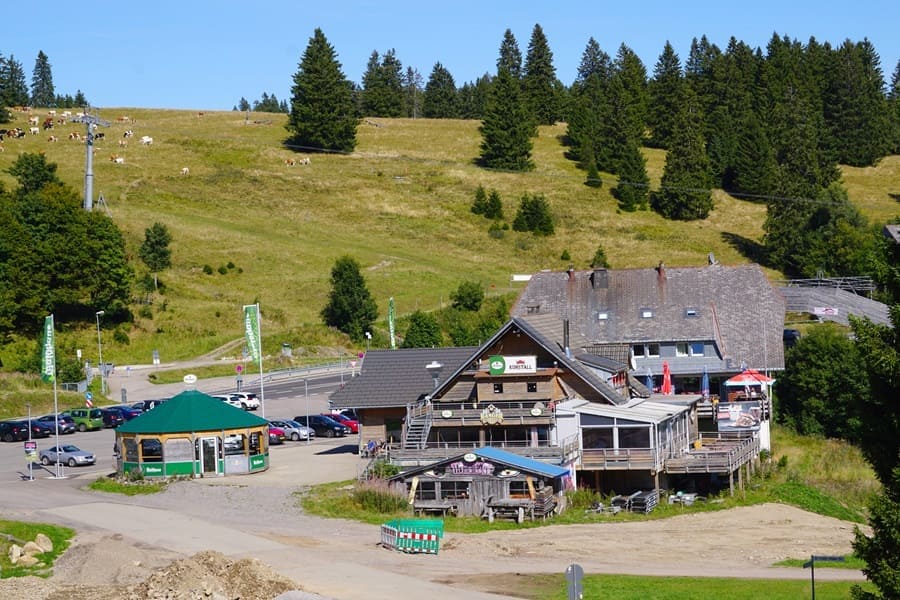 Wo im Winter reichlich Après Ski-Trubel herrscht, geht es im Sommer ein wenig ruhiger zu.