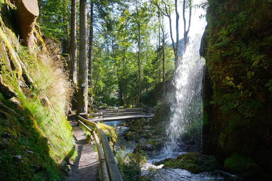 Das Wasser prasselt an den Menzenschwander Wasserfällen nur so hernieder.