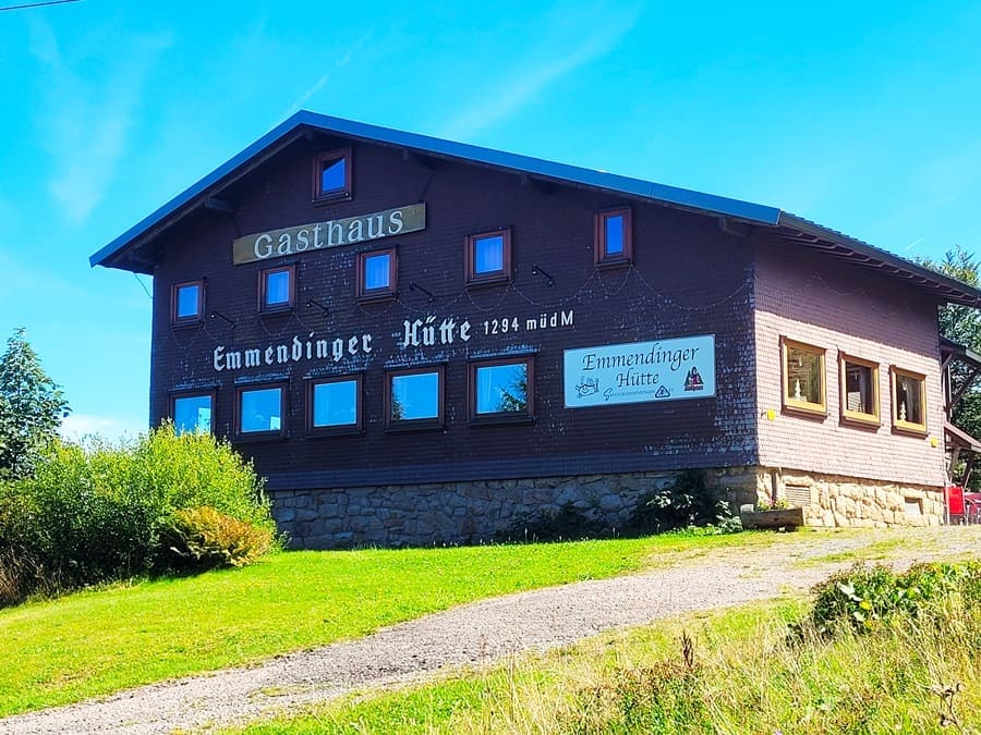 Vom Herzogenhorn wandern wir bergab zur Emmendinger Hütte.