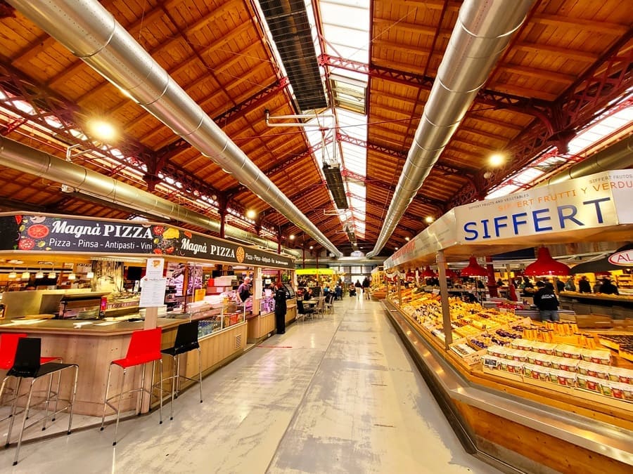 In der Markthalle Colmar könnt ihr typische Elsässer Spezialitäten verkosten.