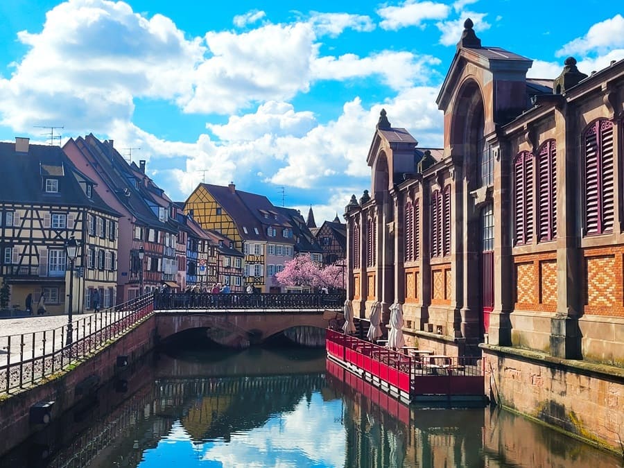 Auf der Außenterrasse der Markthalle darf in malerischem Ambiente gespeist werden.