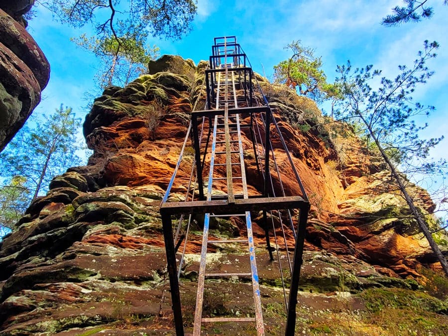 Über diese steile Metalltreppe geht es nun den Lanzenfahrter Felsen hinauf.