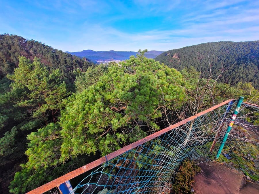 Genial: Blick vom Lanzenfahrter Felsen über den Pfälzerwald in Richtung Hauenstein.