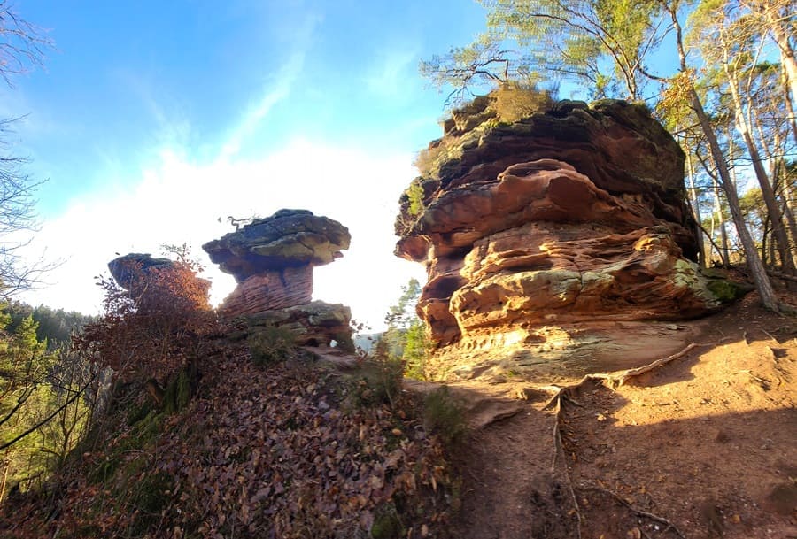 Die nächste markante Felsformation wartet auf uns: Der Sattelfelsen, auch "Dümpfelturm" genannt.