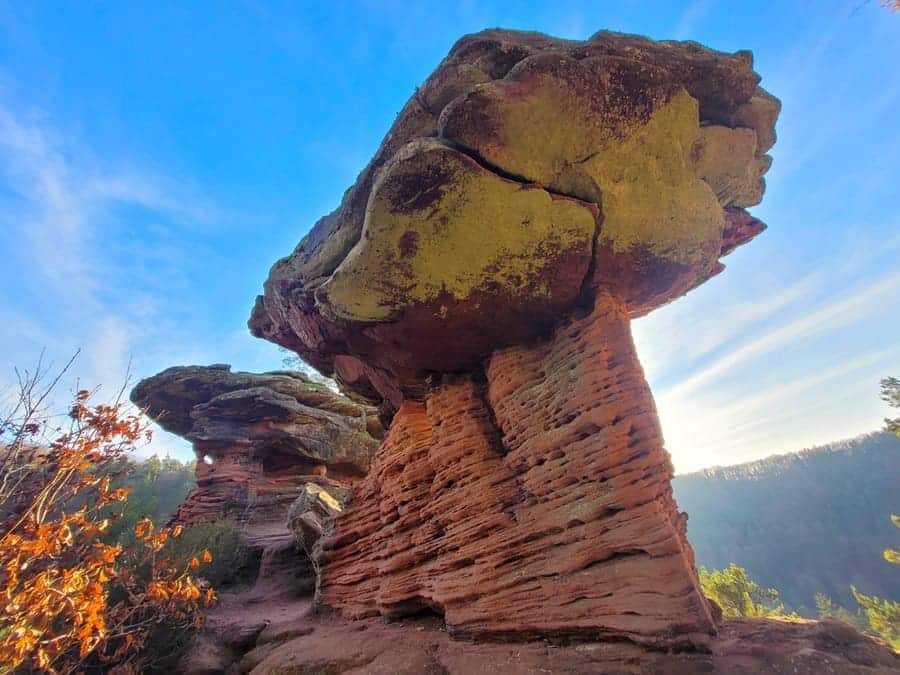 Auf dem Burghalder-Weg in Hauenstein wandern wir entlang mehrerer bizarrer Felsformationen, z.B. dem Sattelfelsen (Dümpfelturm).