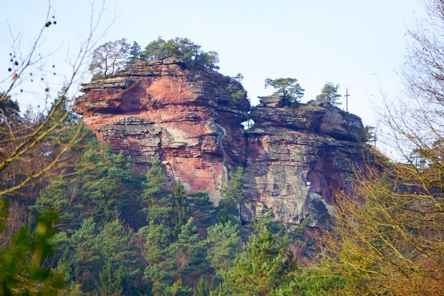 Blick von Hauenstein auf den Burghalder, auch Burghalderfelsen genannt.