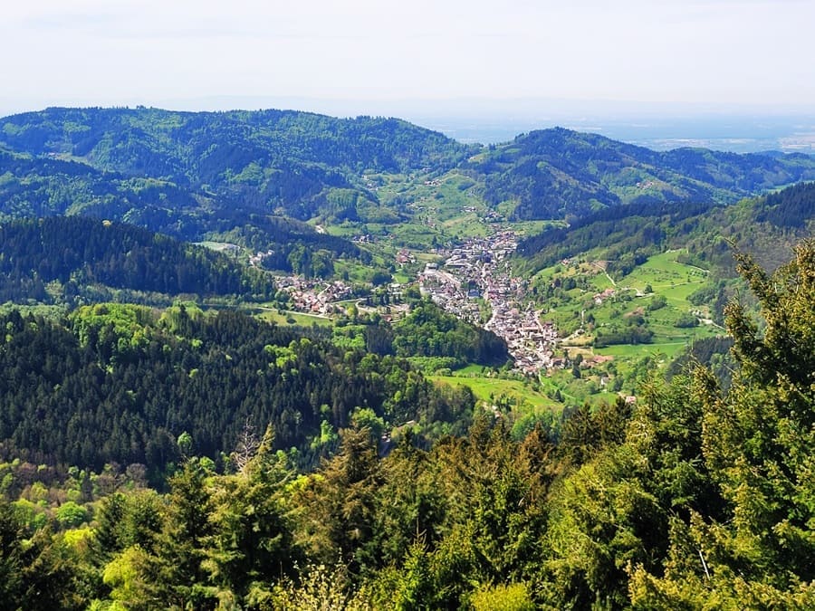 Aussicht auf das Mühlendorf Ottenhöfen im schönen Achertal.