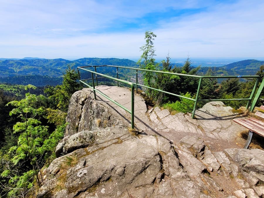 Aussichtspunkt Brennte Schrofen: Spektakuläre Aussicht über den Schwarzwald und auf das Mühlendorf Ottenhöfen.
