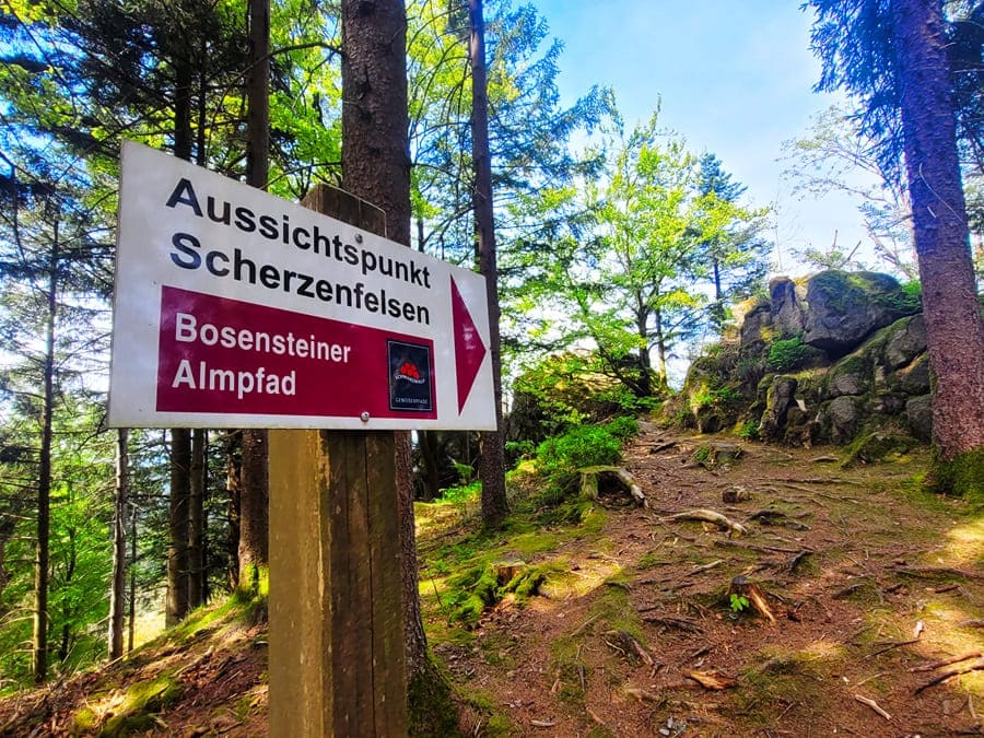Nun haben wir auf dem Bosensteiner Almpfad den Aussichtspunkt Scherzenfelsen erreicht.