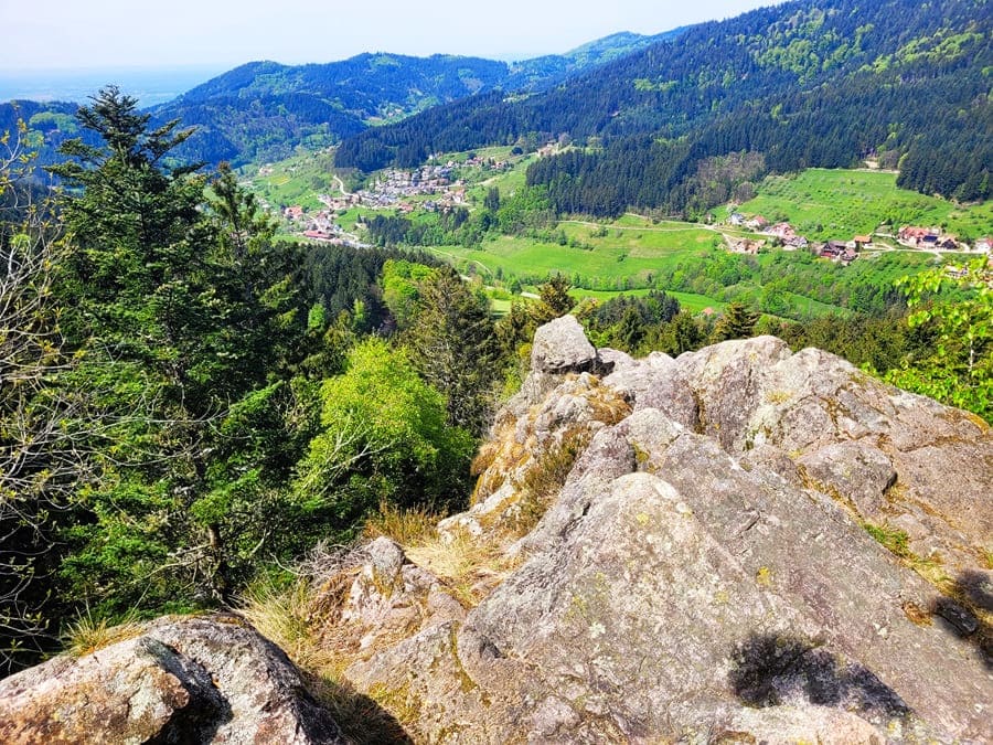 Geniale Aussicht vom Scherzenfelsen auf das Mummelseedorf Seebach.