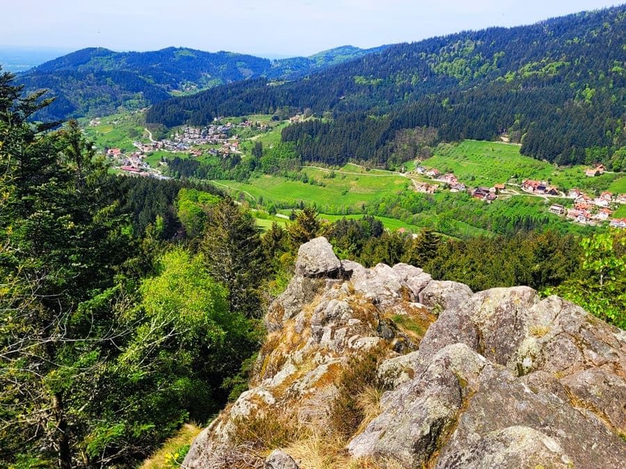 Auf dem Bosensteiner Almpfad wandern: Tolle Aussicht auf Seebach im Achertal vom Scherzenfelsen.