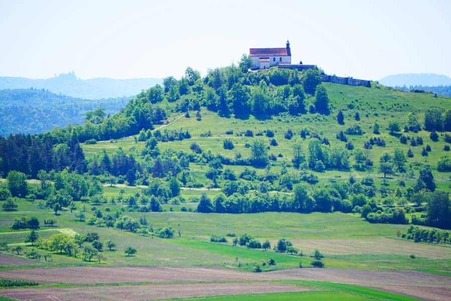 Im Vordergrund die Wurmlinger Kapelle auf dem Kapellenberg, im Hintergrund die Burg Hohenzollern.