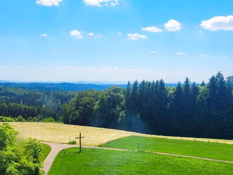 Gipfelkreuz auf dem Hagkopf und Aussichten auf die Drei Kaiserberge der Schwäbischen Alb.
