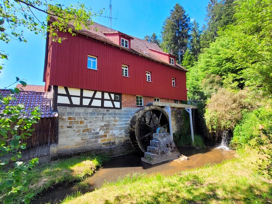Auf dem Rundweg in Gschwend wandern wir u.a. zur historischen Wenzlesmühle.
