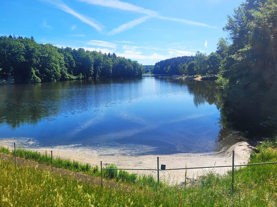 Der Kreßbachsee ist ein beliebter Badesee in der Ellwanger Seenlandschaft.