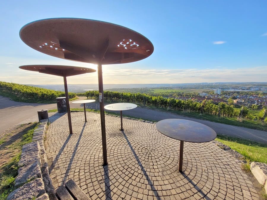 An der Panorama-Terrasse auf dem Kappelberg darf zum Sonnenuntergang das ein oder andere Glas Fellbacher Wein verköstigt werden.